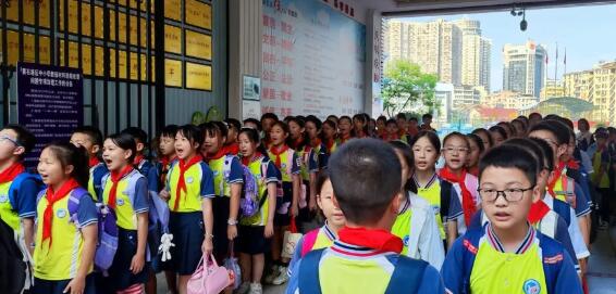 英才学校“明行走之礼 炫路队风采”放学路