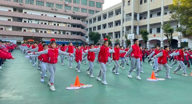 七彩阳光健体魄 活力英才向未来—广场路英